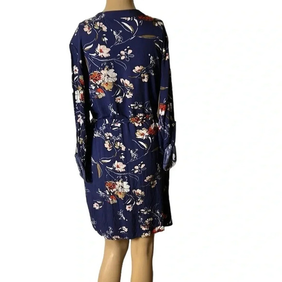 Suzy Shier Blue floral wrap dress ,
tie waist, button front ,seam pockets,EC - Picture 5 of 12